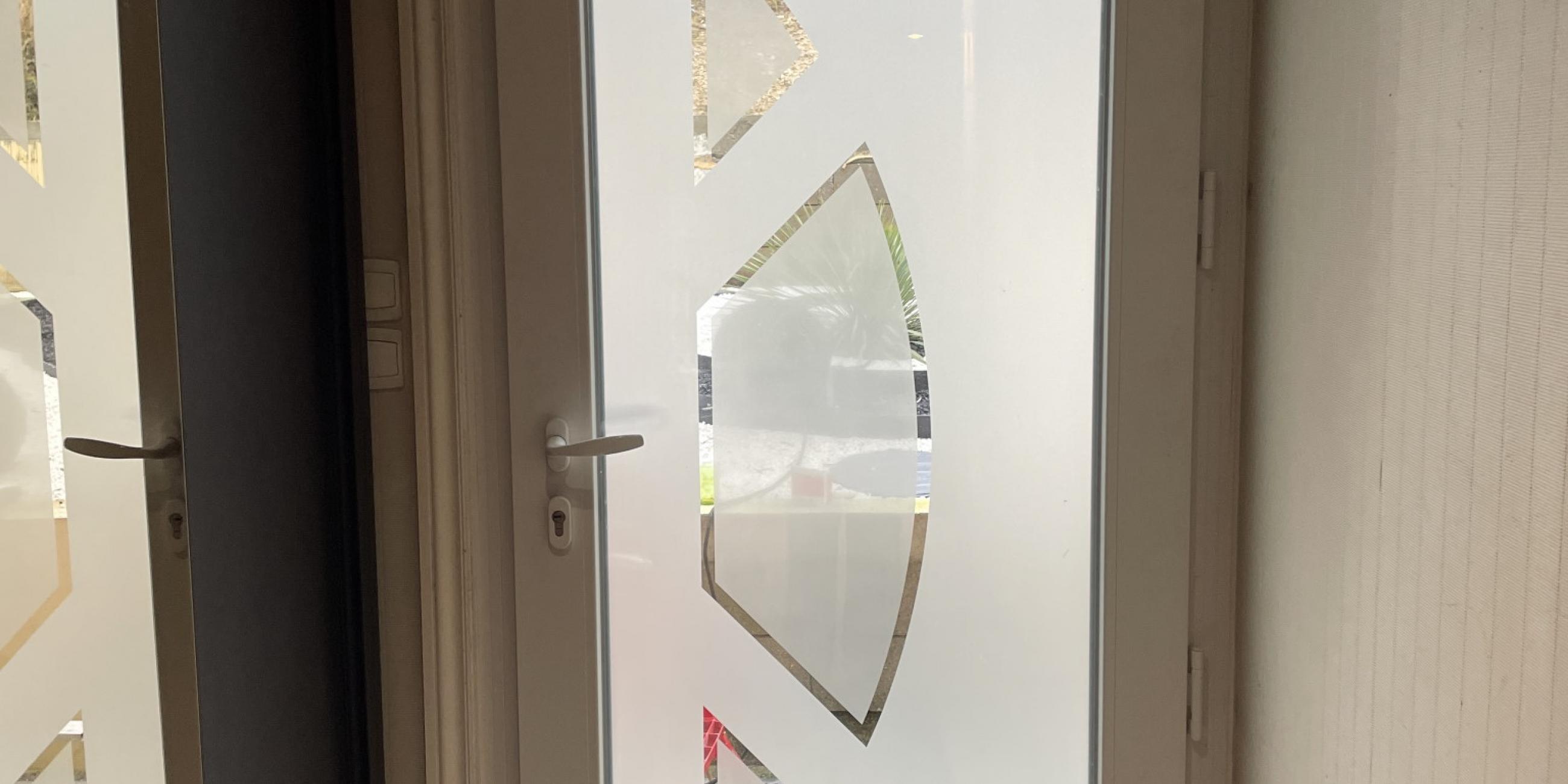 Porte d'entrée PVC vitrée